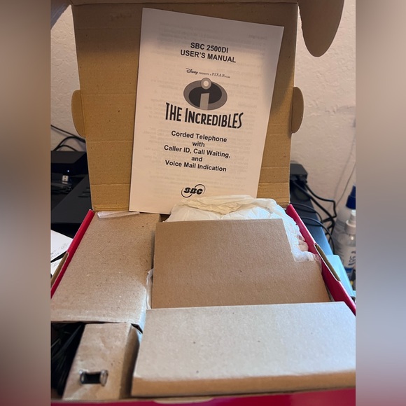 The Incredibles Collector's Phone ~ NIB - Picture 4 of 7